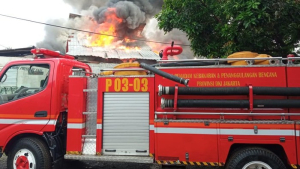 Gudang di Larangan Tangerang Terbakar, Asap Hitam Tebal Mengepul Tinggi
