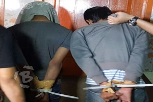 Aktivitas terlarang empat pria di ruang tamu sebuah rumah di Kelurahan Dadap