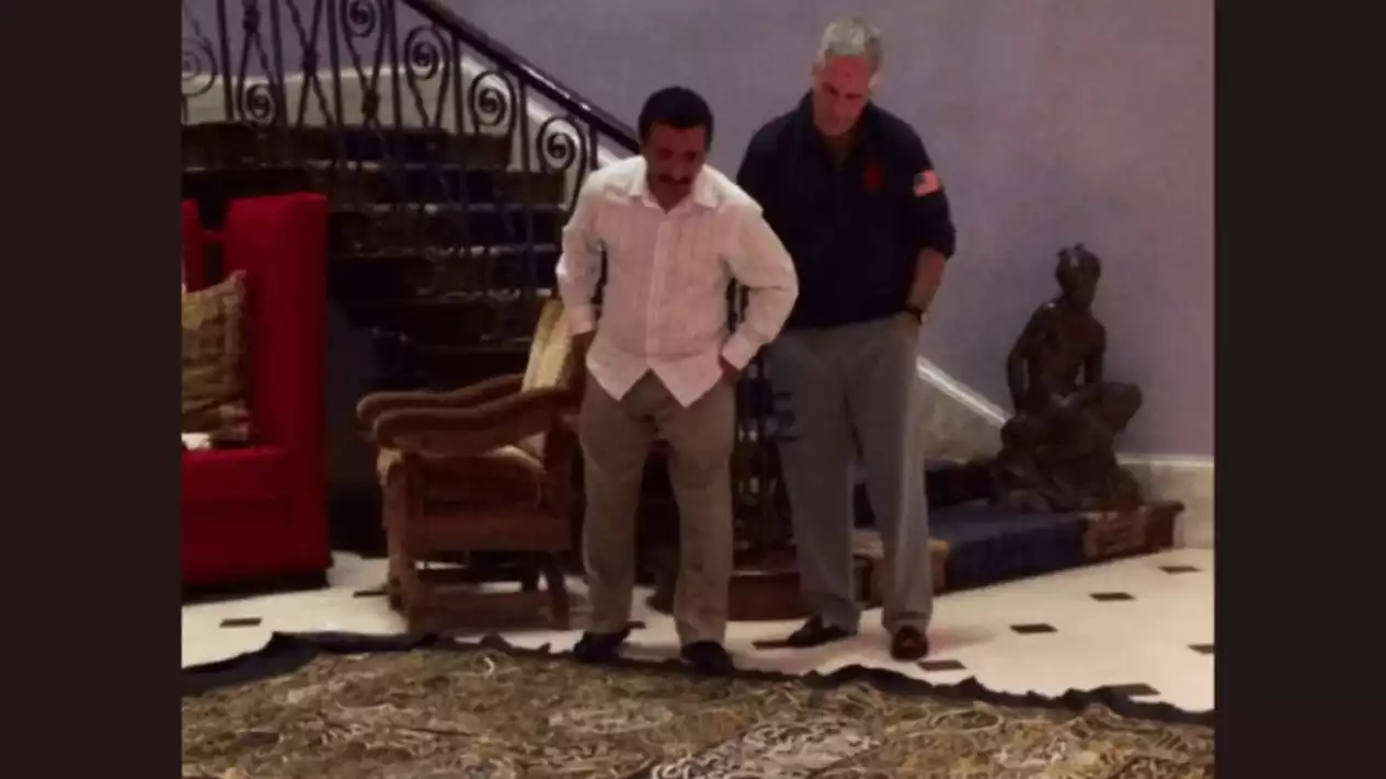 Viral Foto Jeffrey Epstein dan Sultan Arab Tatap Kain Kiswah di Lantai