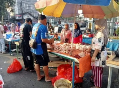 Harga Daging Ayam di Pasar Rangkasbitung Meroket