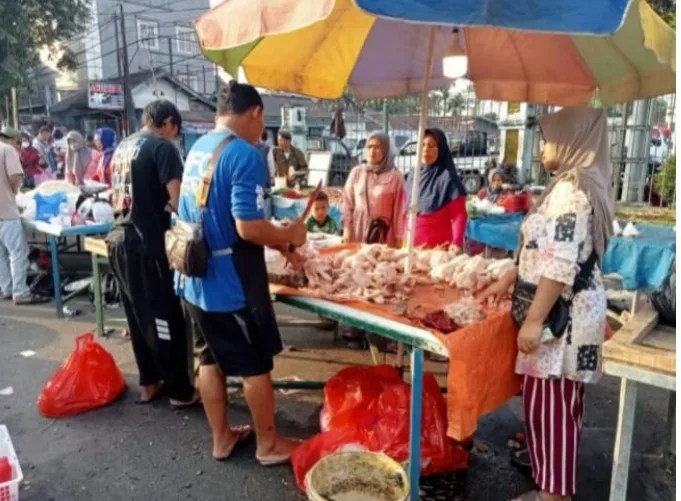 Harga Daging Ayam di Pasar Rangkasbitung Meroket