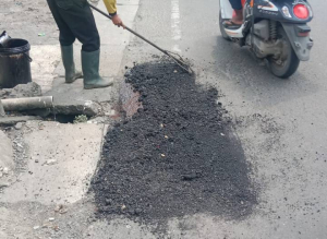 Lubang Jalan Raden Saleh Karang Tengah Diperbaiki