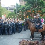 Di Sydney, ribuan orang berkumpul di Balai Kota di distrik bisnis pusat kota, mendengarkan pidato dan meneriakkan slogan-slogan pro-Palestina.