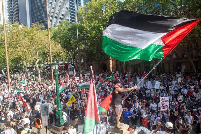 Potret Ribuan Warga Tetangga RI Demo Tolak Kedatangan Presiden Israel