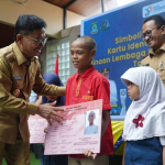 Penuhi Hak Anak, Sachrudin Serahkan KIA
